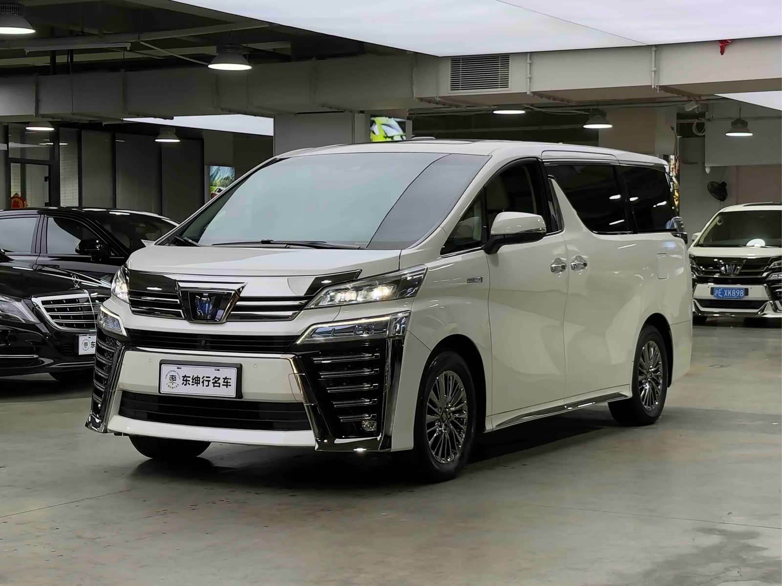 Toyota Vellfire, фото 1 из 1