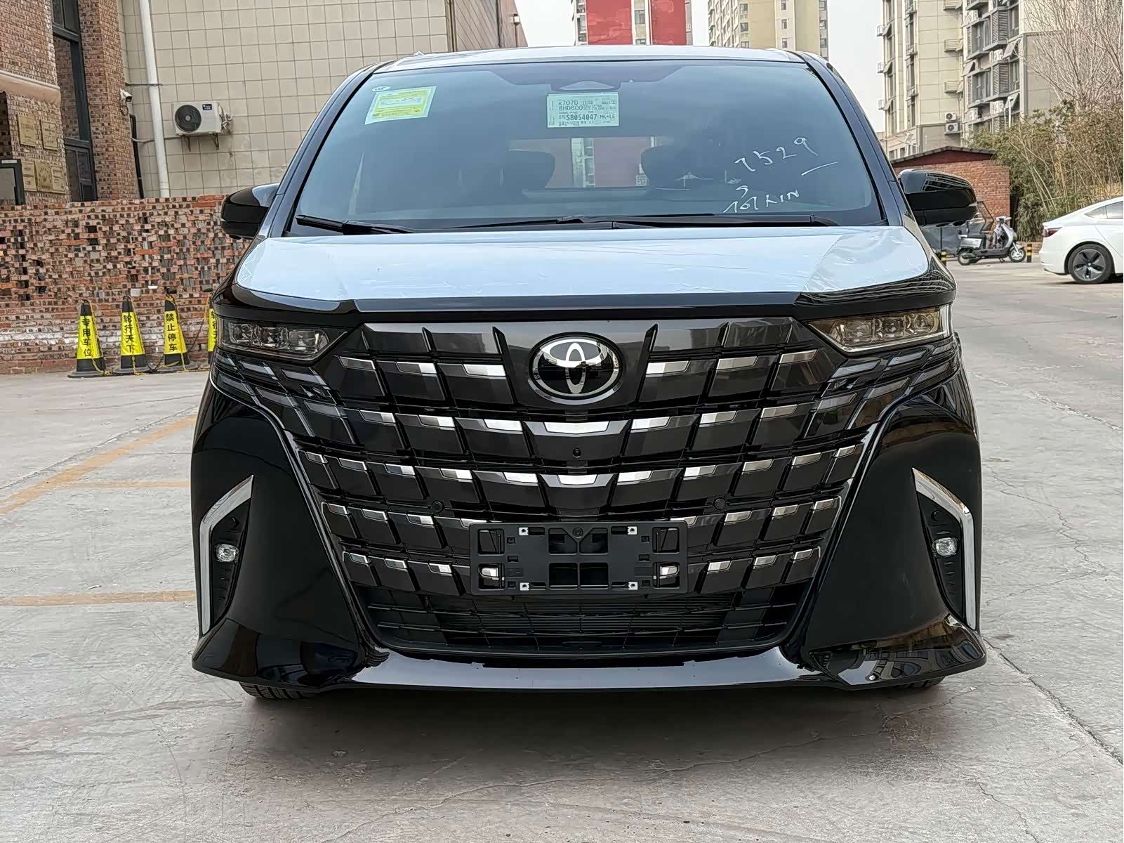 Toyota Alphard, фото 1 из 1